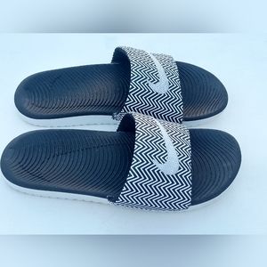 Nike Sz 8 Black& White Chevron Pattern Slides Gently Loved Condition 💝 Comfy